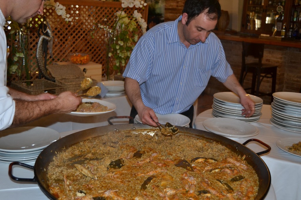 Paella de arroz para el Encuentro de pescadores y amigos de Housing & Fishing JB