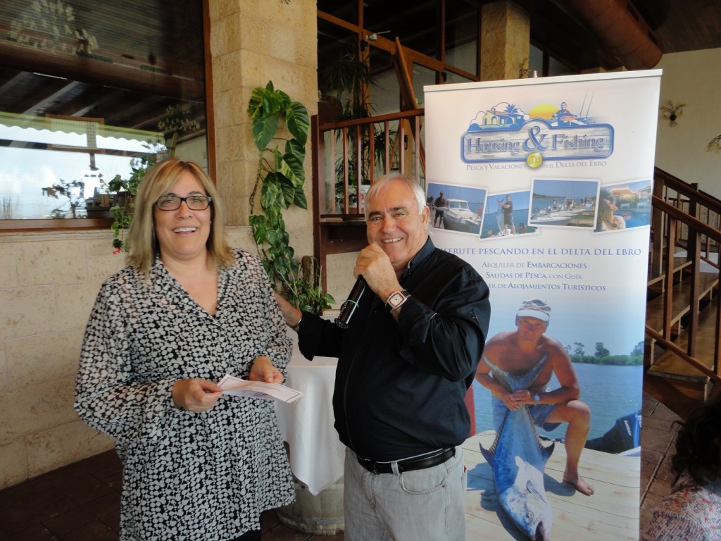 Julio Bellaubí entregando la salida de pesca sorteada en el Encuentro de pescadores y amigos de Housing & Fishing JB